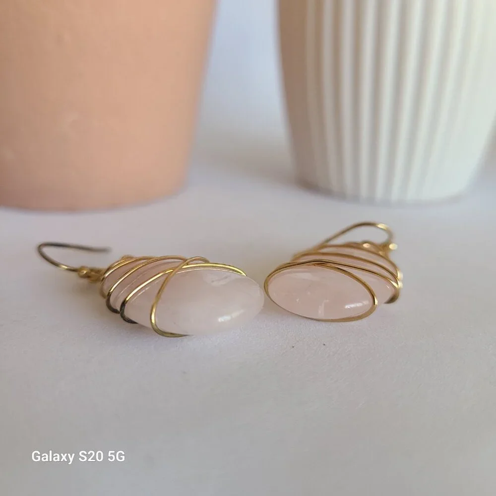 Unknown Brand Pink Teardrop‎ with Gold Trim Dangle Earrings Pre-Owned Ladies